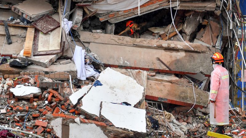 Rettungskräfte suchen an der Einsturzstelle eines Wohnhauses in Changsha in der zentralchinesischen Provinz nach Überlebenden.