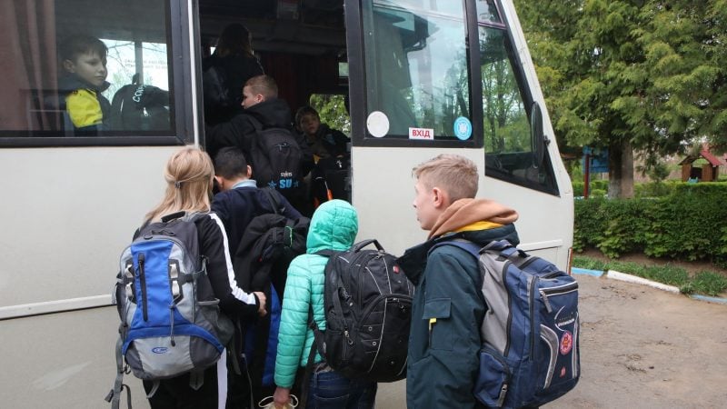 Kinder aus einem Waisenhaus steigen in Mukatschewo in einen Bus, der sie in die Türkei bringen soll.