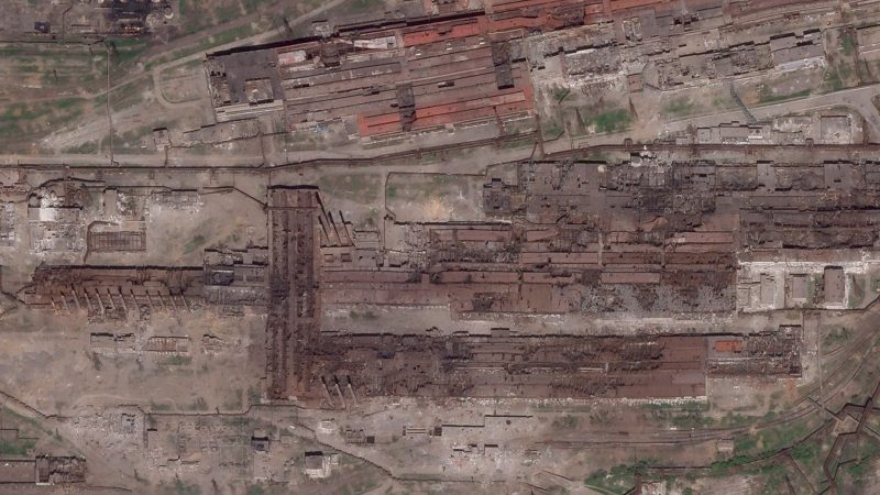 Das Satellitenbild zeigt Schäden am Stahlwerk Azovstal in Mariupol.