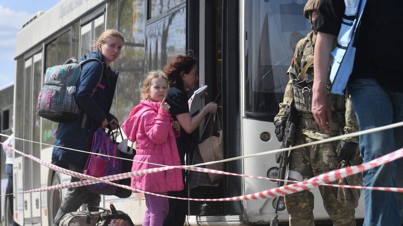 In der ukrainischen Hafenstadt Mariupol hat eine internationale Evakuierungsaktion zur Rettung von Zivilisten aus dem von russischen Truppen belagerten Stahlwerk begonnen.