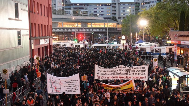 Teilnehmer der «Revolutionären 1. Mai-Demonstration» ziehen durch Kreuzberg am Kottbusser Tor vorbei.