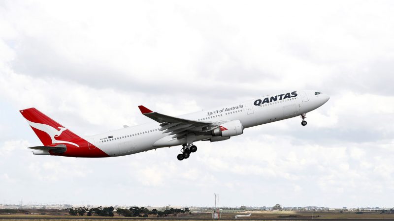 Ein Flugzeug der Quantas Airlines hebt vom Flughafen in Melbourne ab.