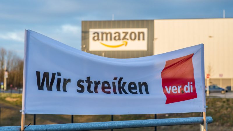 Ein Verdi-Banner mit der Aufschrift: «Wir streiken».