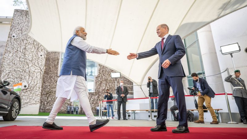 Bundeskanzler Olaf Scholz begrüßt Indiens Premierminister Narendra Modi am Kanzleramt zu deutsch-indischen Regierungskonsultationen. Es sind die sechsten Beratungen der beiden Ländern.