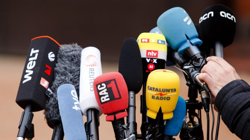 Mikrofone von Journalisten stehen vor der Justizvollzugsanstalt Neumünster. Deutschland ist auf der Rangliste der Pressefreiheit weiter abgerutscht.