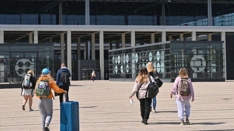 Reisende vor Terminal 1 des Hauptstadtflughafens BER.