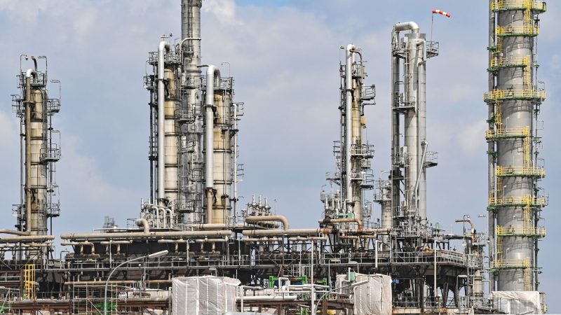 Anlagen auf dem Industriegelände der PCK-Raffinerie GmbH. In der Erdölraffinerie PCK in Schwedt kommt Rohöl aus Russland über die Pipeline «Freundschaft» an - noch.