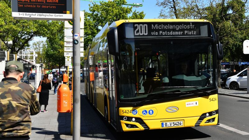 Ein BVG-E-Bus der Linie 200 an einer Haltestelle in Berlin.