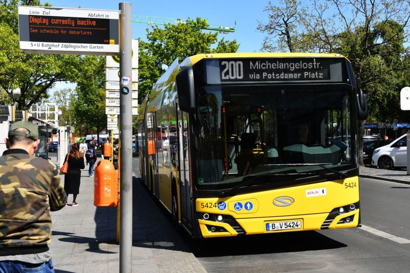 Ein BVG-E-Bus der Linie 200 an einer Haltestelle in Berlin.