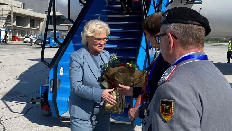 Verteidigungsministerin Christine Lambrecht (SPD, l) bei ihrer Ankunft auf dem Flughafen in der bosnischen Hauptstadt Sarajevo.