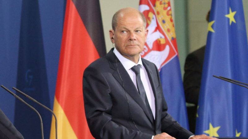 Bundeskanzler Olaf Scholz (SPD) und der Staatspräsident der Republik Serbien, Aleksandar Vucic (l), geben nach ihrem Treffen im Bundeskanzleramt ein gemeinsames Statement ab.