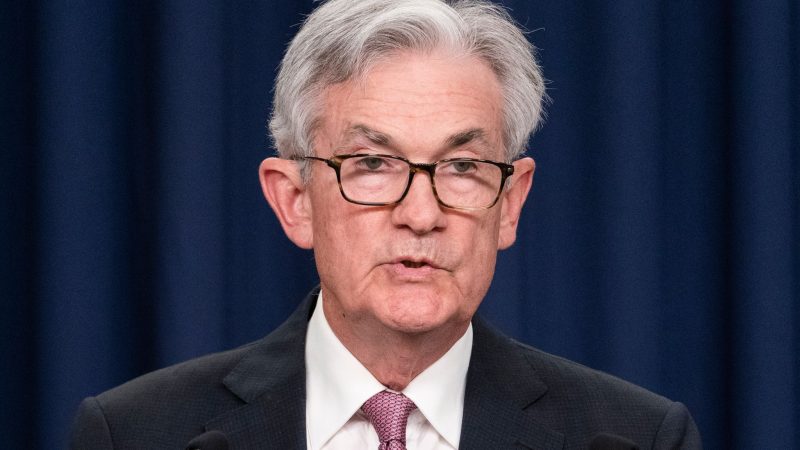 Jerome Powell, Vorsitzender der US-Notenbank Federal Reserve, spricht während einer Pressekonferenz. Zur Bekämpfung der hohen Inflationsrate erhöht die US-Notenbank ihren Leitzins stark um 0,5 Prozentpunkte.