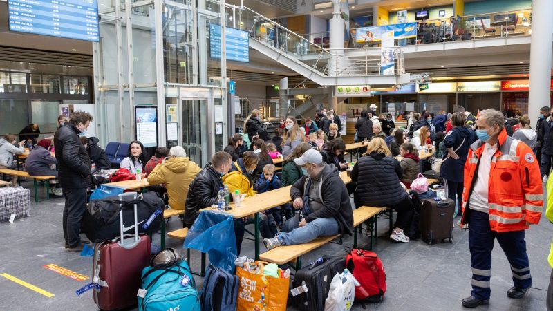 Geflüchtete aus der Ukraine werden nach der Ankunft aus Moldau am Flughafen Erfurt-Weimar von Helfern betreut.