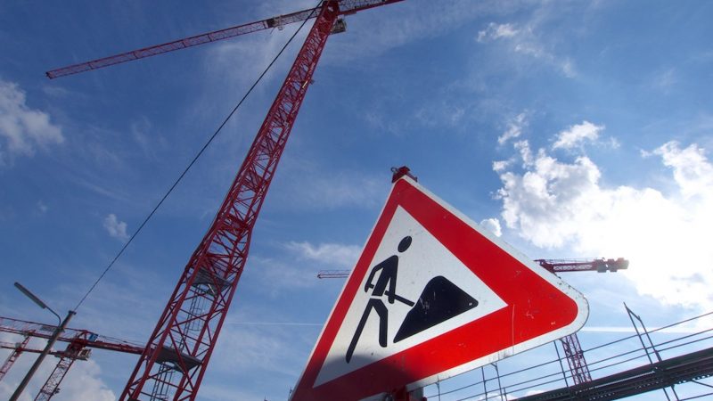 Eine Baustelle im Münchner Stadteil Freiham. Steigende Preise und drohende Lieferengpässe bereiten der Baubranche Sorge.