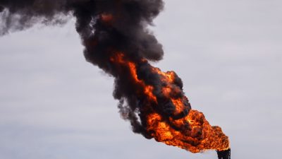 Überschüssiges Gas wird am Industriepark für Erdöl und Petrochemie «Jose Antonio Anzoategui» in Venzuela verbrannt.