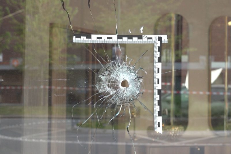 Ein Einschussloch: Bei Schüssen auf offener Straße sind am Mittwoch vier Menschen in Duisburg verletzt worden.