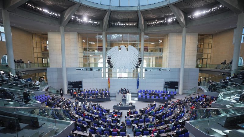 Die gesetzliche Regelgröße des Deutschen Bundestags von 598 Abgeordneten ist zurzeit um 138 Mandate überschritten.