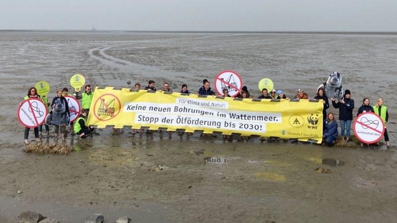 Aktion mehrerer Umweltverbände gehen die Ölförderung im Wattenmeer unter dem Motto: "Keine neuen Bohrungen im Wattenmeer. Stopp der Ölförderung bis 2030!".