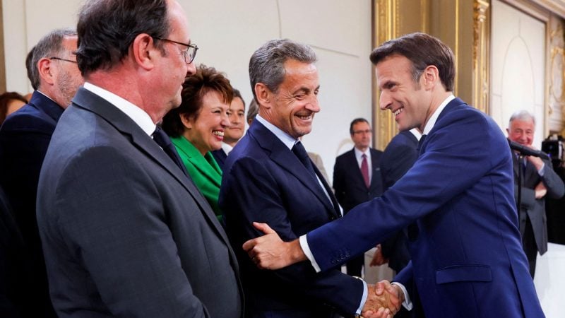 Frankreichs Präsident Emmanuel Macron (r) ist offiziell in seine zweite Amtszeit eingeführt worden. Seine Vorgänger Francois Hollande (l) und Nicolas Sarkozy (M) gratulieren.