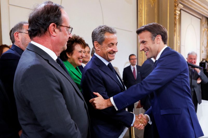 Frankreichs Präsident Emmanuel Macron (r) ist offiziell in seine zweite Amtszeit eingeführt worden. Seine Vorgänger Francois Hollande (l) und Nicolas Sarkozy (M) gratulieren.