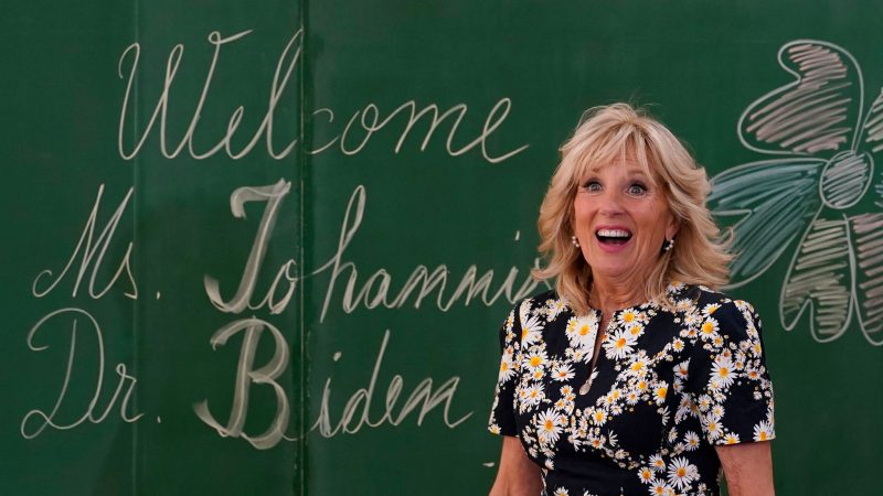 Die First Lady der USA, Jill Biden, besucht eine Schule in Bukarest.