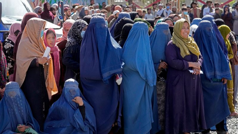 In der Öffentlichkeit dürfen Frauen in Afghanistan nun nur noch im Ganzkörperschleier auftreten.