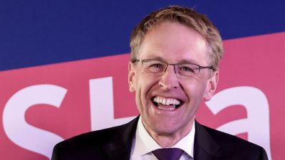 Schleswig-Holsteins Ministerpräsident Daniel Günther (CDU) hat bei der Wahlparty seiner Partei gut lachen. Die Union hat bei den Landtagswahlen ein klares Ergebnis eingefahren.