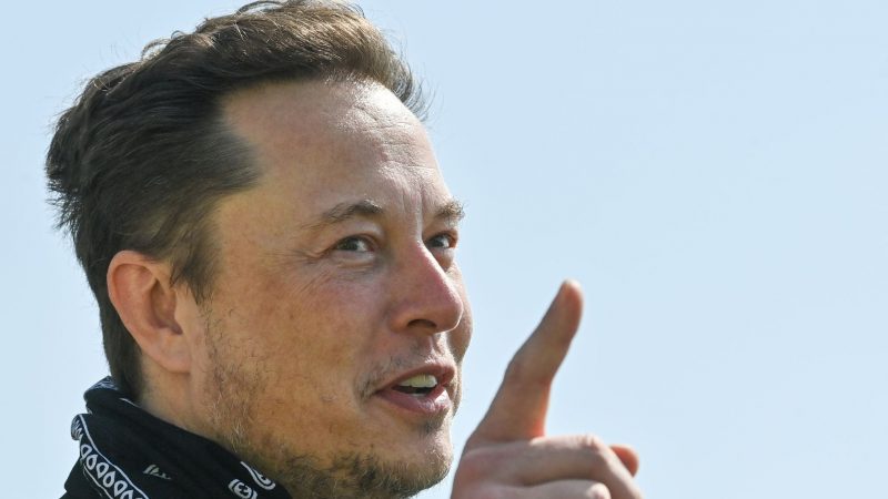 Elon Musks Raumfahrtfirma SpaceX hat der Ukraine Anlagen zur Nutzungdes Starlink-Satellitennetzes zur Verfügung gestellt - damit bekommt man schnelles Internet aus dem All.
