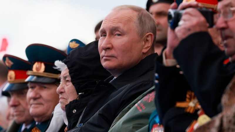 «Er (...) führt Russland in den Abgrund»: Zwei Redakteure haben scharfe Kritik an Präsident Putin geübt - und müssen nun wohl nicht nur um ihre Jobs bangen.