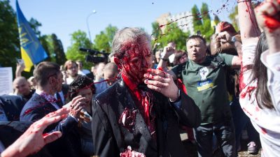 Demonstranten attackieren Russlands Botschafter mit Farbe