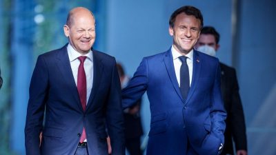 Bundeskanzler Olaf Scholz empfängt Frankreichs Präsident Emmanuel Macron im Bundeskanzleramt.