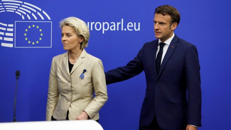 Ursula Von der Leyen (l.), Präsidentin der Europäischen Kommission, und Emmanuel Macron, Präsident von Frankreich, in Straßburg.