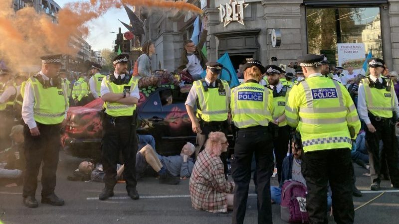 Anketten künftig verboten: London will Demonstrationsrecht weiter einschränken