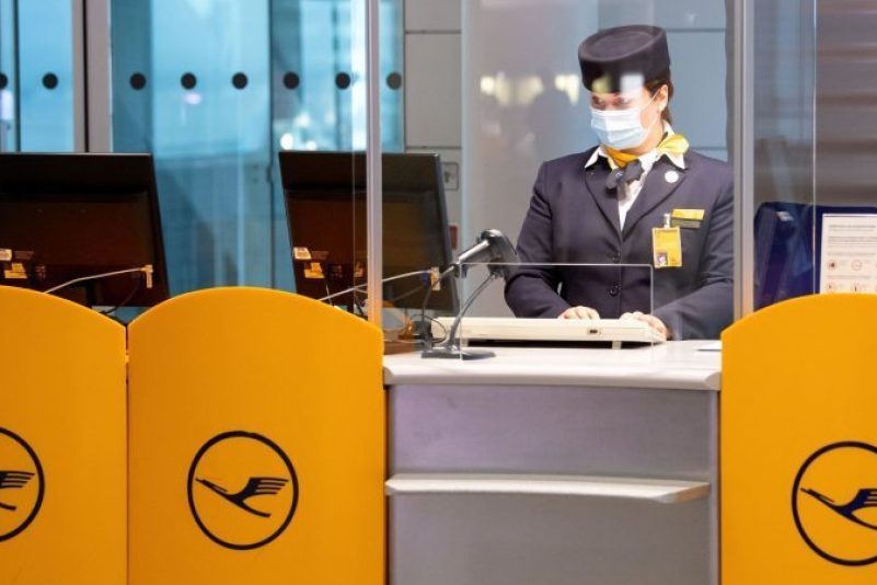 Eine Mitarbeiterin von Lufthansa bereitet an einem Gate am Flughafen München das Boarding für einen Flug vor.