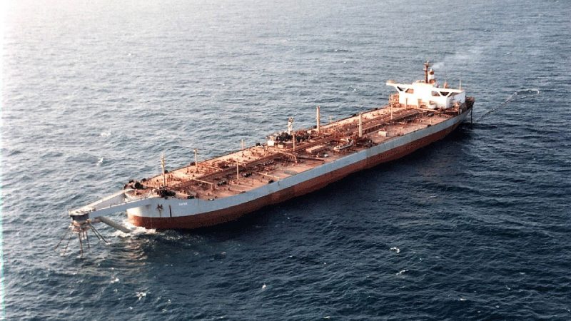 Der verwahrloste Öltanker «Safer» liegt seit Jahren vor der Küste des Jemen. Im Inneren des Tankers befinden sich 1,1 Millionen Barrel Rohöl und damit eine Menge, die das Rote Meer und seine Küsten bei einem Leck oder Unfall über Hunderte Kilometer mit schwarzem Schlick überziehen könnte.