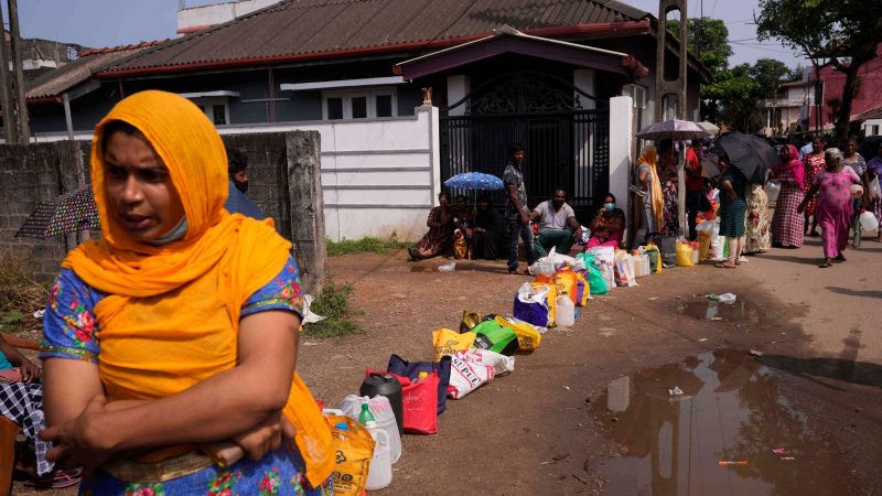 Menschen in Sri Lanka warten in einer Schlange vor einer Tankstelle, um Kerosin zum Kochen zu kaufen. Dort herrscht die schlimmste Wirtschaftskrise seit Jahrzehnten. Es mangelt an Treibstoff, Lebensmitteln und Medikamenten.