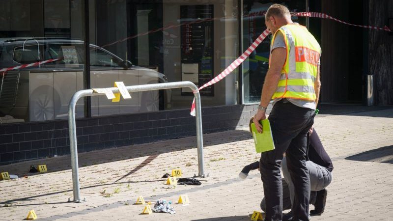 Ermittler der Spurensicherung arbeiten in der Innenstadt von Hanau vor einem Hochhaus, in dem ein totes Mädchen gefunden wurde. Auf der Straße lag ein schwer verletzter Junge - er verstarb später im Krankenhaus.