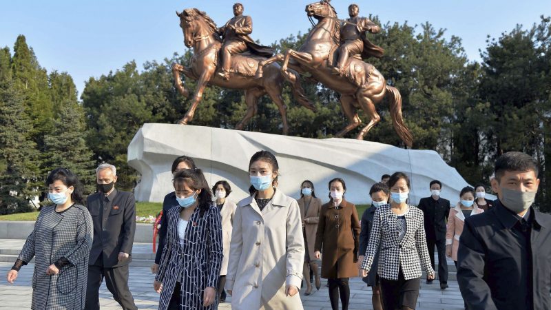 Menschen mit Mund-Nasen-Schutz besuchen im April das Mansudae-Kunststudio in Pjöngjang. Nordkorea hat seinen ersten Corona-Fall gemeldet.