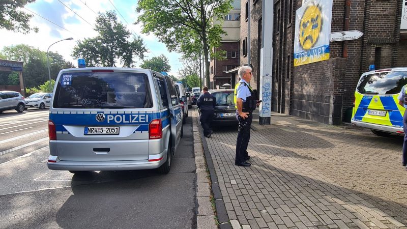 Polizeieinsatz vor einem Gymnasium in Essen.