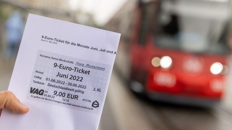 Entlastung wegen der hohen Energiepreise - und Schnupperangebot, um mehr Kunden für Busse und Bahnen zu gewinnen: das 9-Euro-Ticket.