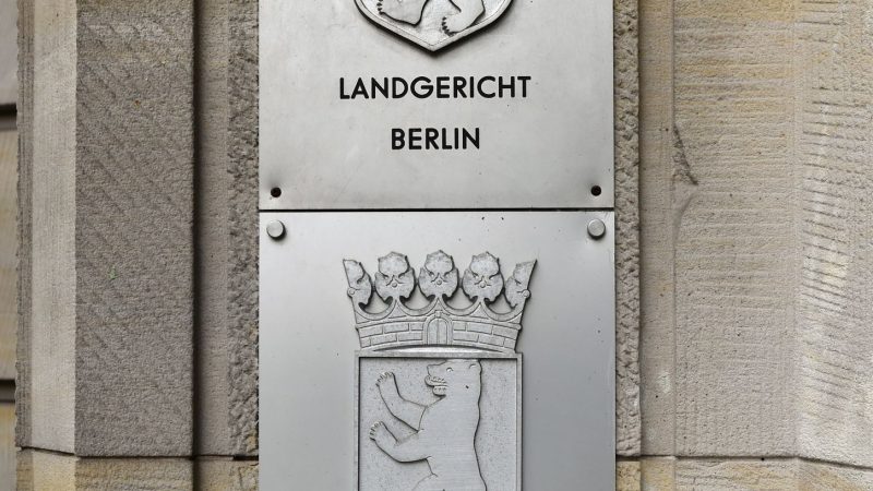 Amtsschilder vom Landgericht Berlin und der Staatsanwaltschaft Berlin.