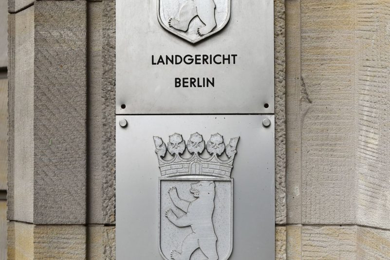 Amtsschilder vom Landgericht Berlin und der Staatsanwaltschaft Berlin.