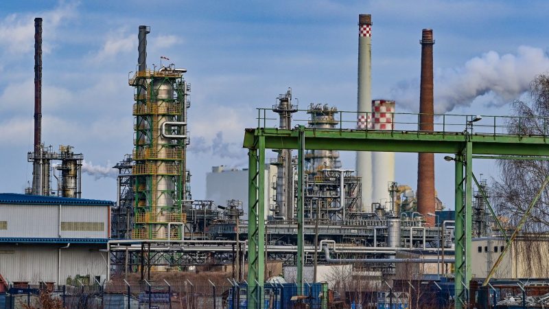 Industrieanlagen auf dem Gelände der PCK-Raffinerie. Rosneft hält die Mehrheit an dem Unternehmen und will sie weiter ausbauen. Mit dem Kauf weiterer Anteile des Miteigentümers Shell will Rosneft die Raffinerie zu 91,67 Prozent unter seine Kontrolle bringen.
