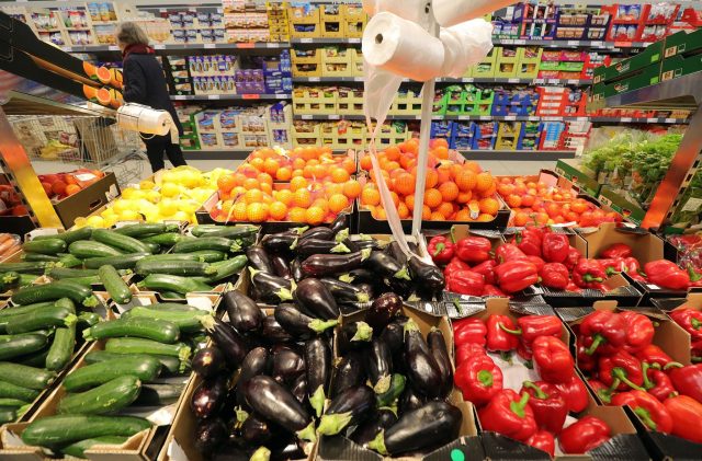 Obst- und Gemüse im Supermarkt. Mit einer flexitarischen Ernährung mit begrenztem Konsum von tierischen Produkten könnte unser Biodiversitäts-Fußabdruck bereits spürbar verringert werden - bei konsequenter vegetarischer oder veganer Ernährung noch deutlich stärker.