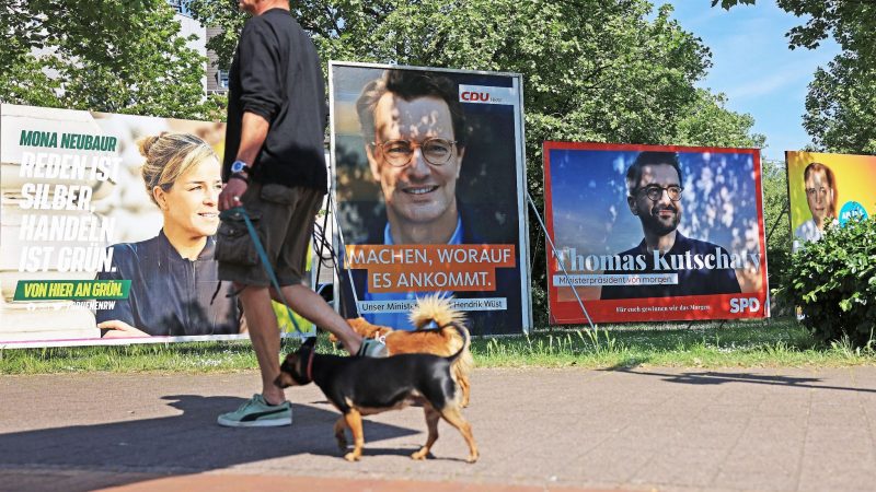 Wahlplakate von Grünen, CDU, SPD und FDP (l-r) stehen auf einer Düsseldorfer Wiese. Der Wahlkampf geht in die finale Runde.
