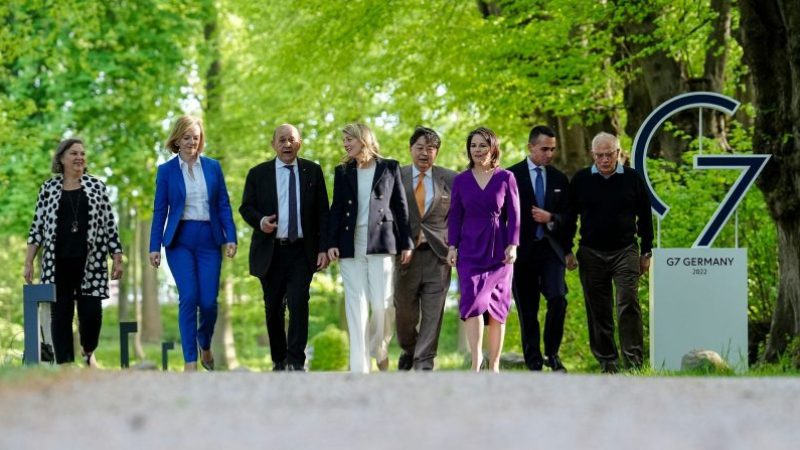 Beim Gipfeltreffen der G7-Außenminister kündigte  der EU-Außenbeauftragte Josep Borrell (r.) weitere Hilfen für die Ukraine an.