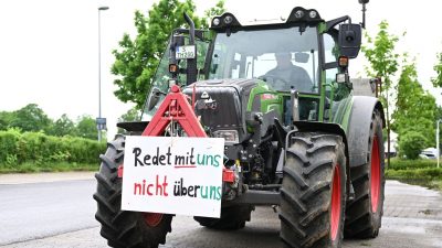 Landwirte demonstrieren vor dem Schloss in Stuttgart-Hohenheim mit Traktoren.