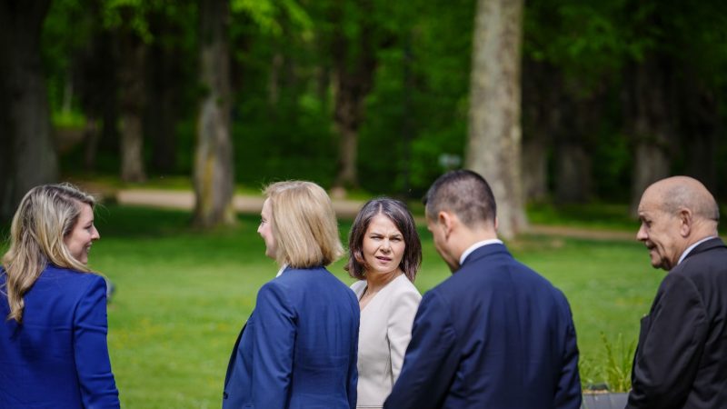 Bundesaußenministerin Annalena Baerbock (Grüne) mit ihren internationalen Kolleginnen und Kollegen beim G7-Gipfeltreffen am Weissenhäuser Strand.