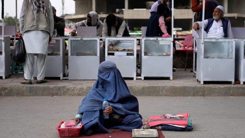 Eine voll verschleierte Verkäuferin wartet auf dem alten Markt in Kabul auf Kunden. Seit ihrer Rückkehr an die Macht haben die Taliban immer strengere Vorschriften für Frauen erlassen.