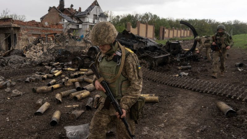 Ukrainische Soldaten patrouillieren in einem kürzlich zurückeroberten Dorf nördlich von Charkiw in der Ostukraine.